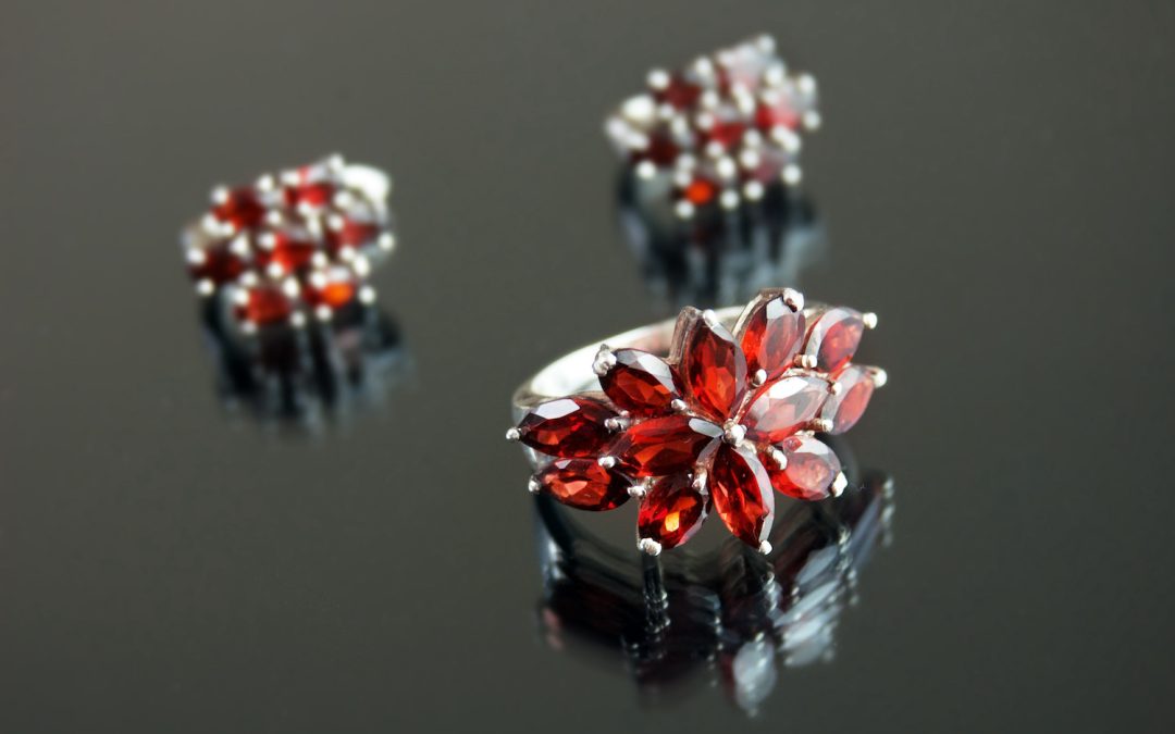 How to Properly Store Garnet Rings in Plantation, As Well as Other Jewelry