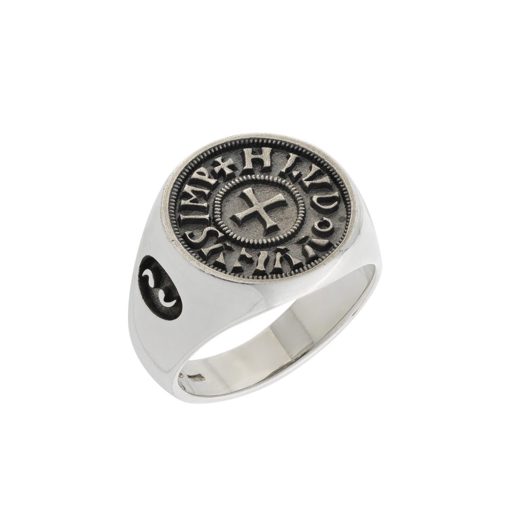 High polish sterling silver and oxidized silver 'Sovereign" ring